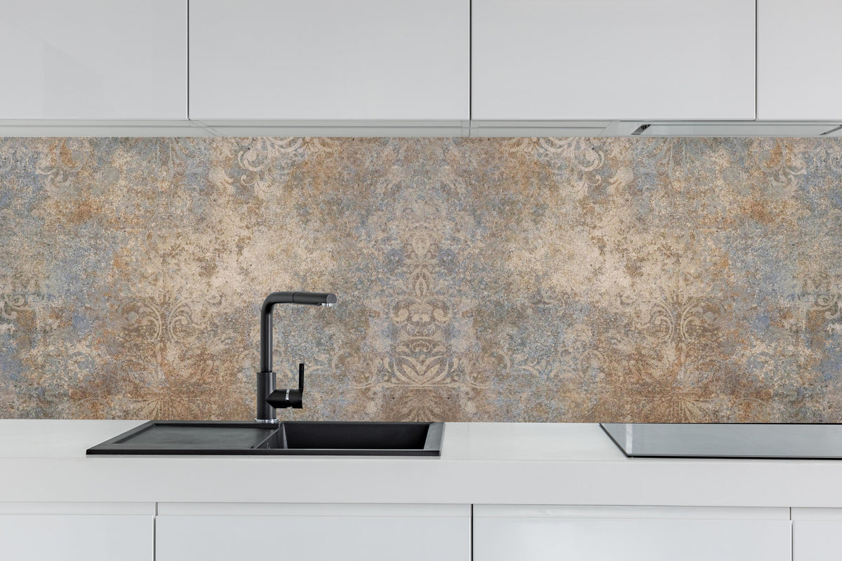 Küche - Altes abgenutztes Mosaik Motiv hinter weißen Hochglanz-Küchenregalen und schwarzem Wasserhahn