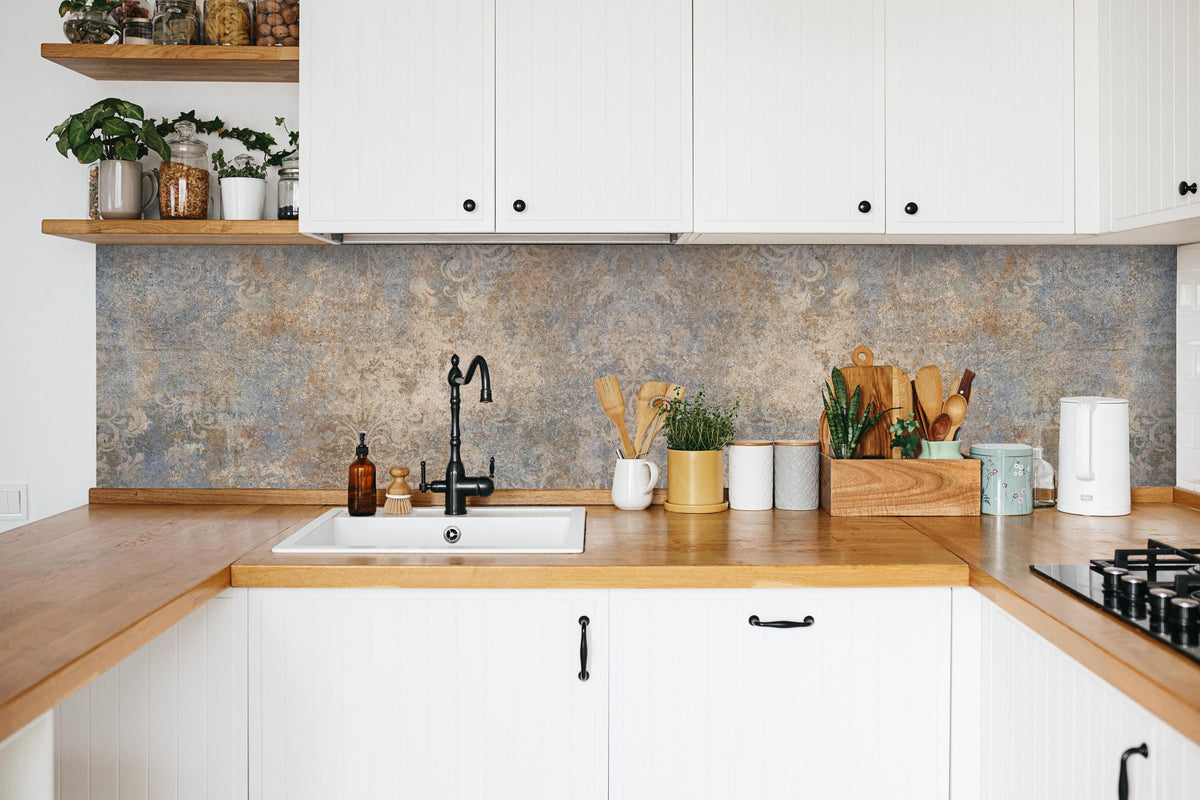 Küche - Altes abgenutztes Mosaik Motiv in weißer Küche hinter Gewürzen und Kochlöffeln aus Holz