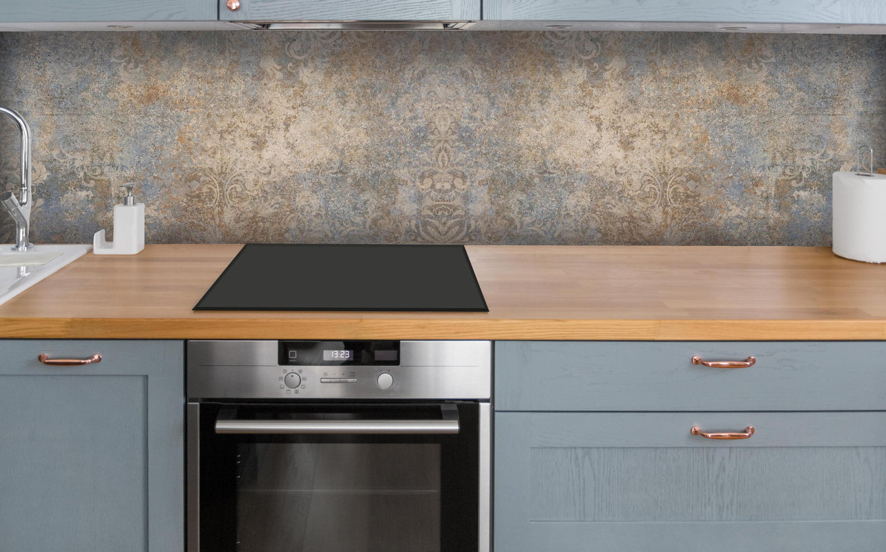 Küche - Altes abgenutztes Mosaik Motiv über polierter Holzarbeitsplatte mit Cerankochfeld