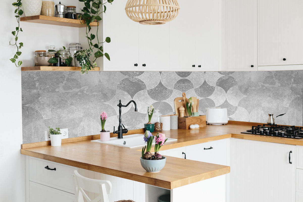 Küche - Altes abstraktes Betonmuster in lebendiger Küche mit bunten Blumen