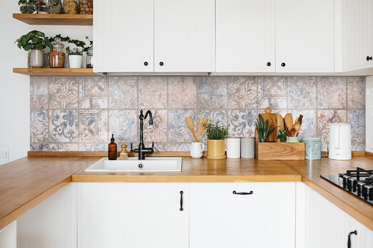 Küche - Altes blau-braun Patchwork Motiv in weißer Küche hinter Gewürzen und Kochlöffeln aus Holz