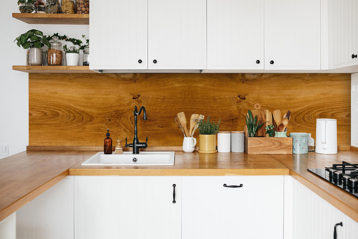 Küche - Altes rustikales Holz Textur in weißer Küche hinter Gewürzen und Kochlöffeln aus Holz