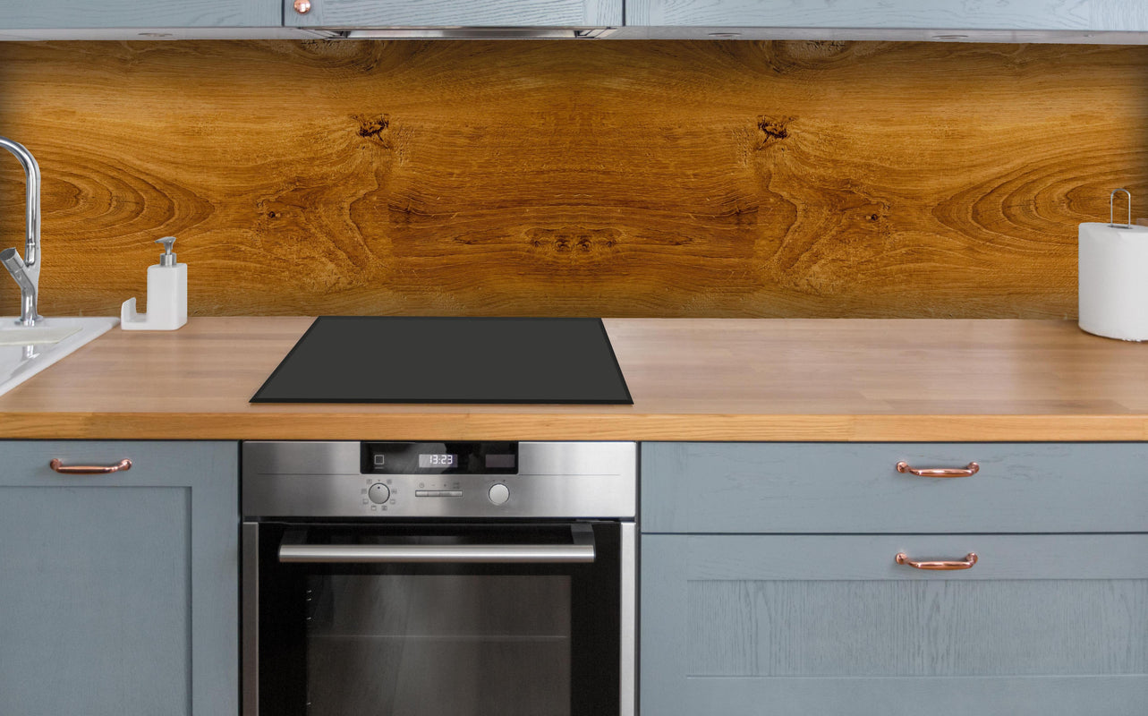 Küche - Altes rustikales Holz Textur über polierter Holzarbeitsplatte mit Cerankochfeld