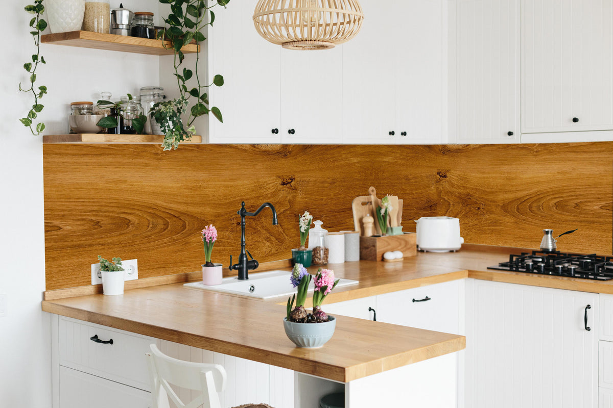 Küche - Altes rustikales Holz Textur in lebendiger Küche mit bunten Blumen