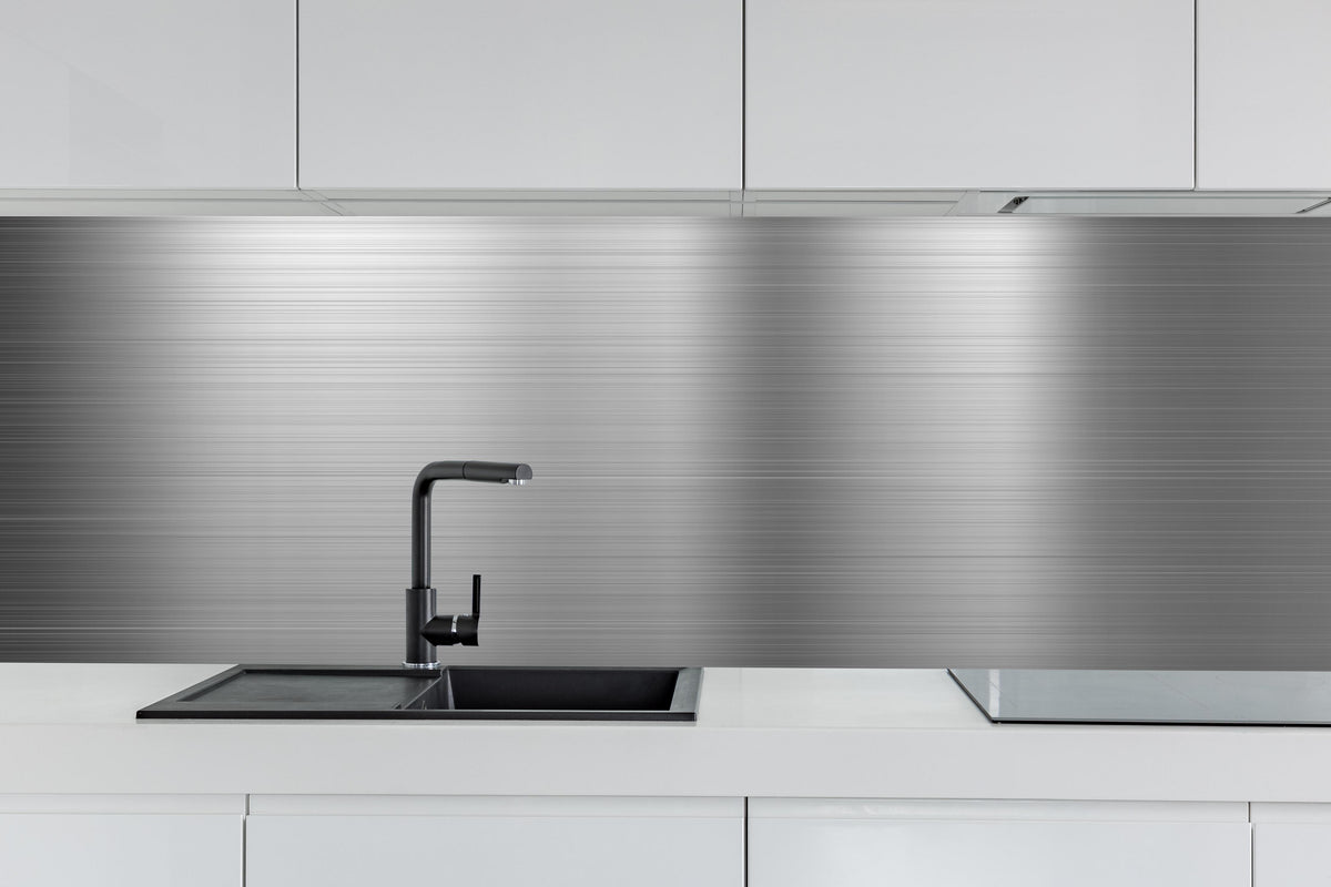 Küche - Aluminium silber gebürstet hinter weißen Hochglanz-Küchenregalen und schwarzem Wasserhahn