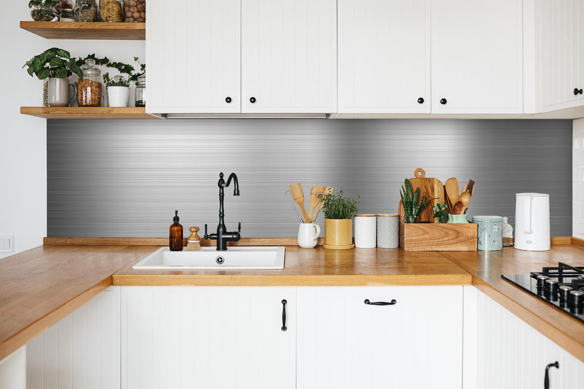 Küche - Aluminium silber gebürstet in weißer Küche hinter Gewürzen und Kochlöffeln aus Holz