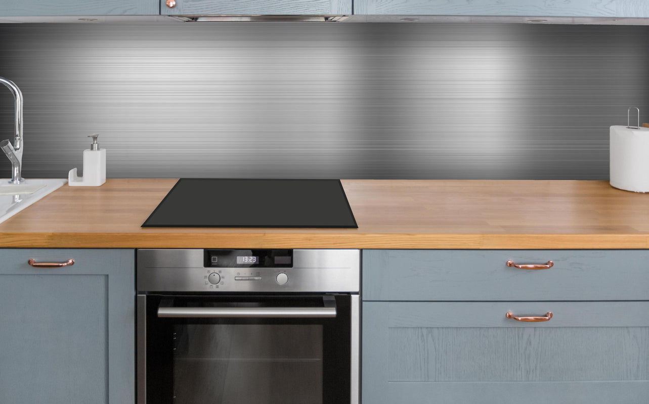 Küche - Aluminium silber gebürstet über polierter Holzarbeitsplatte mit Cerankochfeld