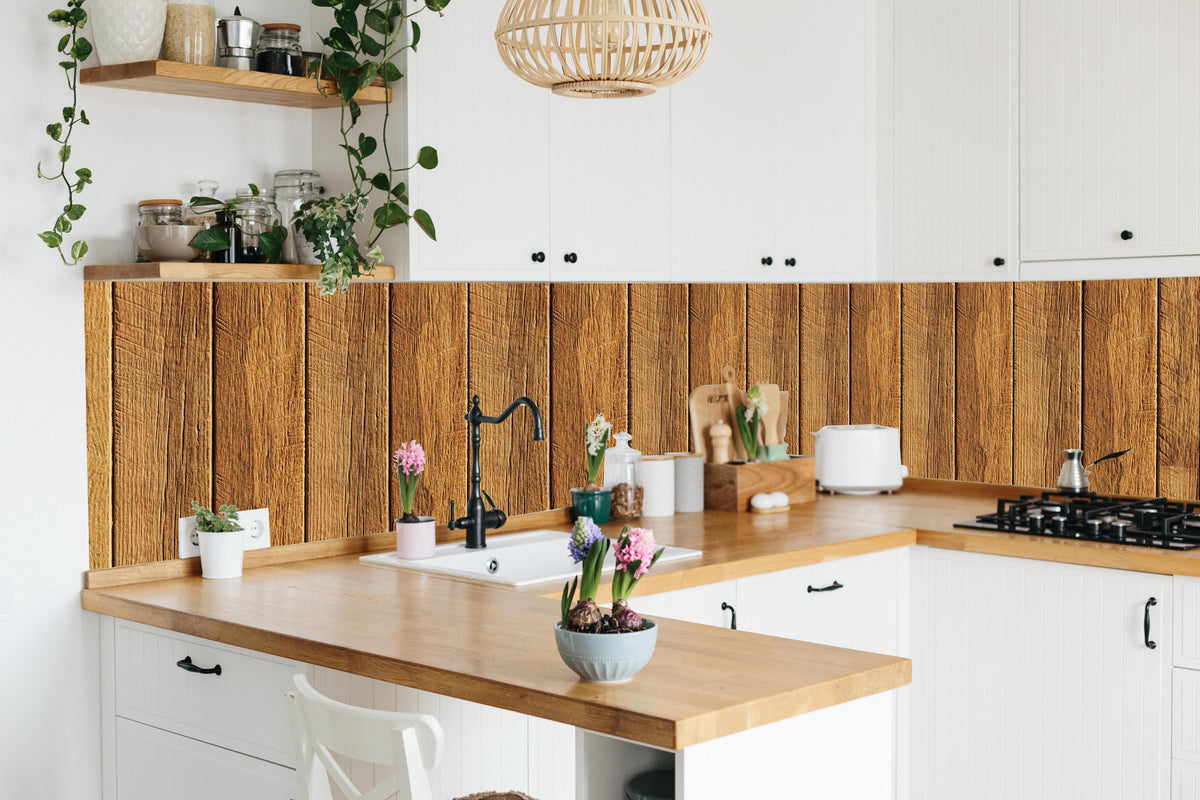 Küche - Aneinandergereihte braune Holzplanken in lebendiger Küche mit bunten Blumen