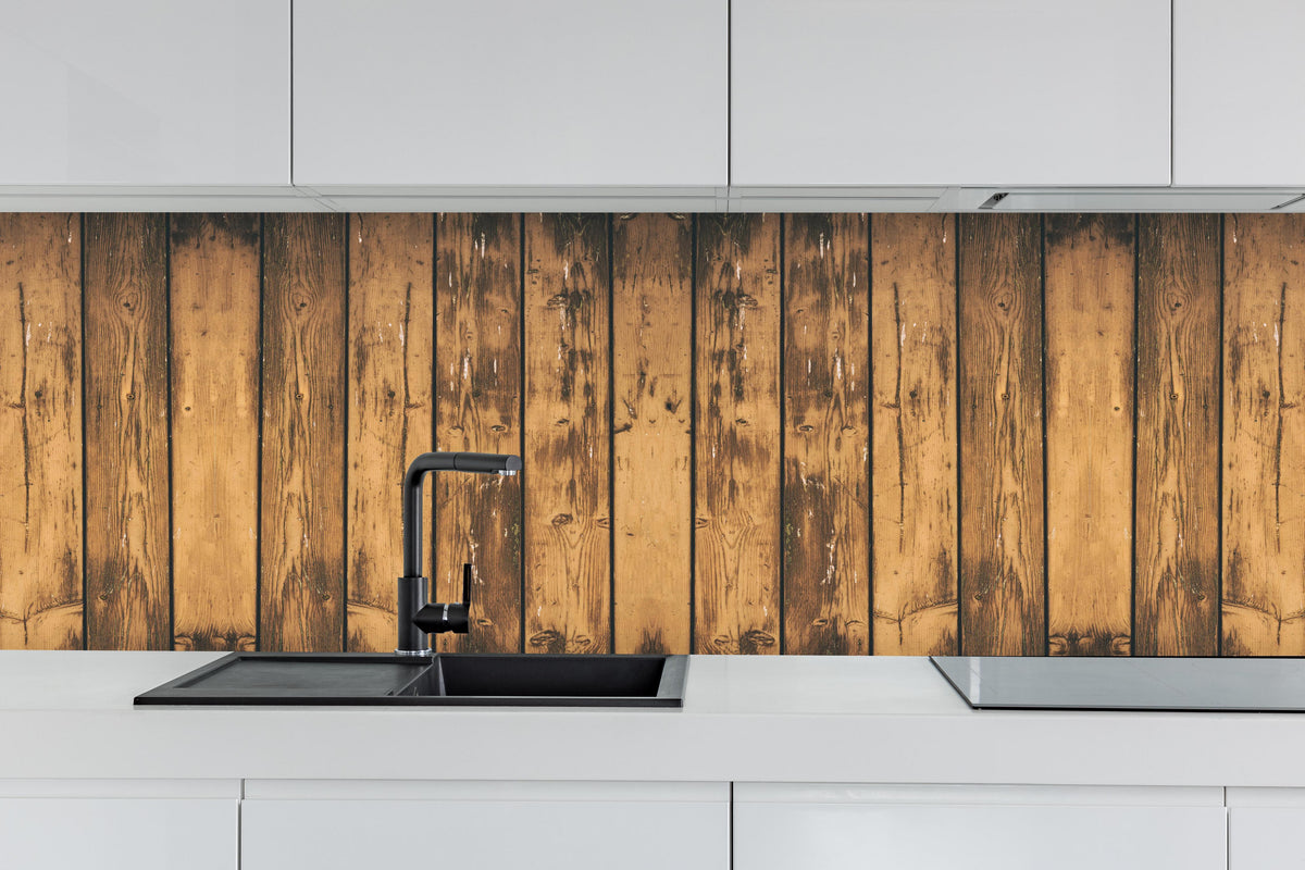 Küche - Aneinandergereihte leicht angebrannte Holzplatten hinter weißen Hochglanz-Küchenregalen und schwarzem Wasserhahn