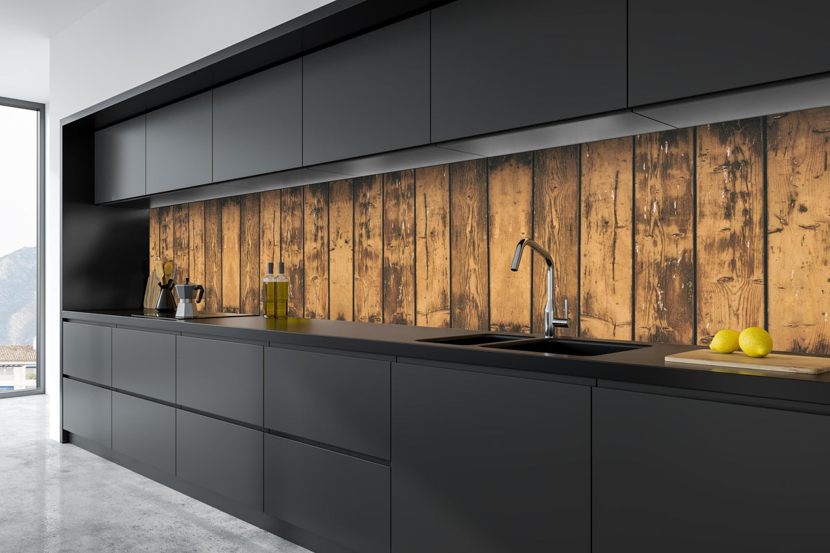 Küche - Aneinandergereihte leicht angebrannte Holzplatten in tiefschwarzer matt-premium Einbauküche