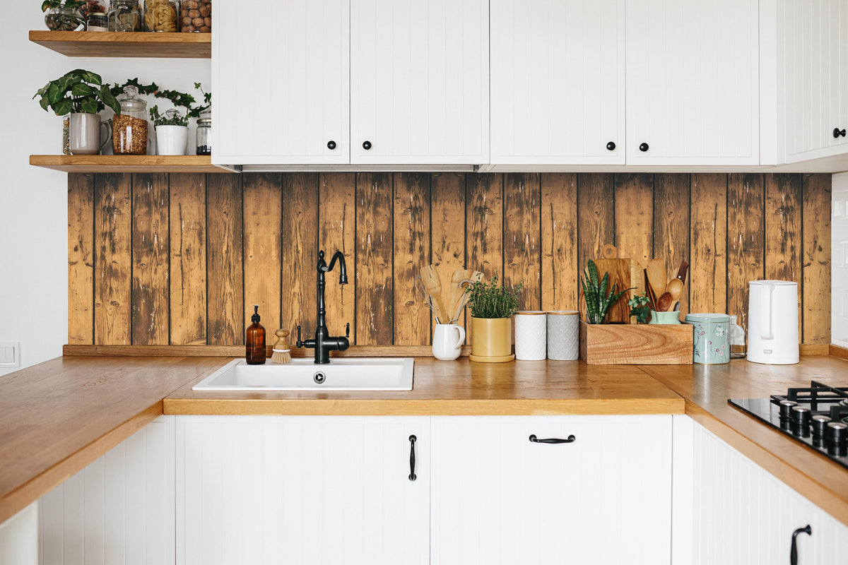 Küche - Aneinandergereihte leicht angebrannte Holzplatten in weißer Küche hinter Gewürzen und Kochlöffeln aus Holz