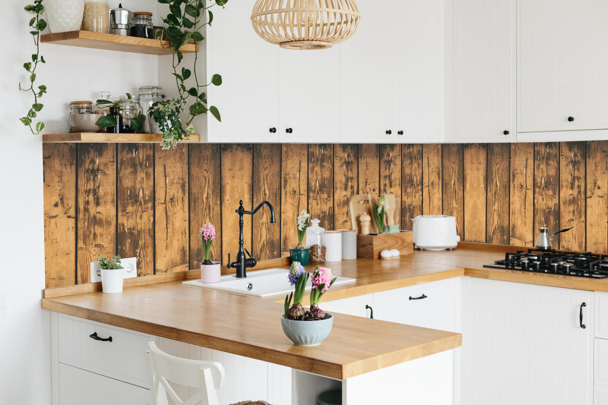 Küche - Aneinandergereihte leicht angebrannte Holzplatten in lebendiger Küche mit bunten Blumen