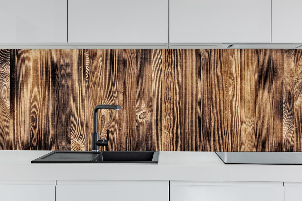 Küche - Angebrannte Naturholzplatte hinter weißen Hochglanz-Küchenregalen und schwarzem Wasserhahn