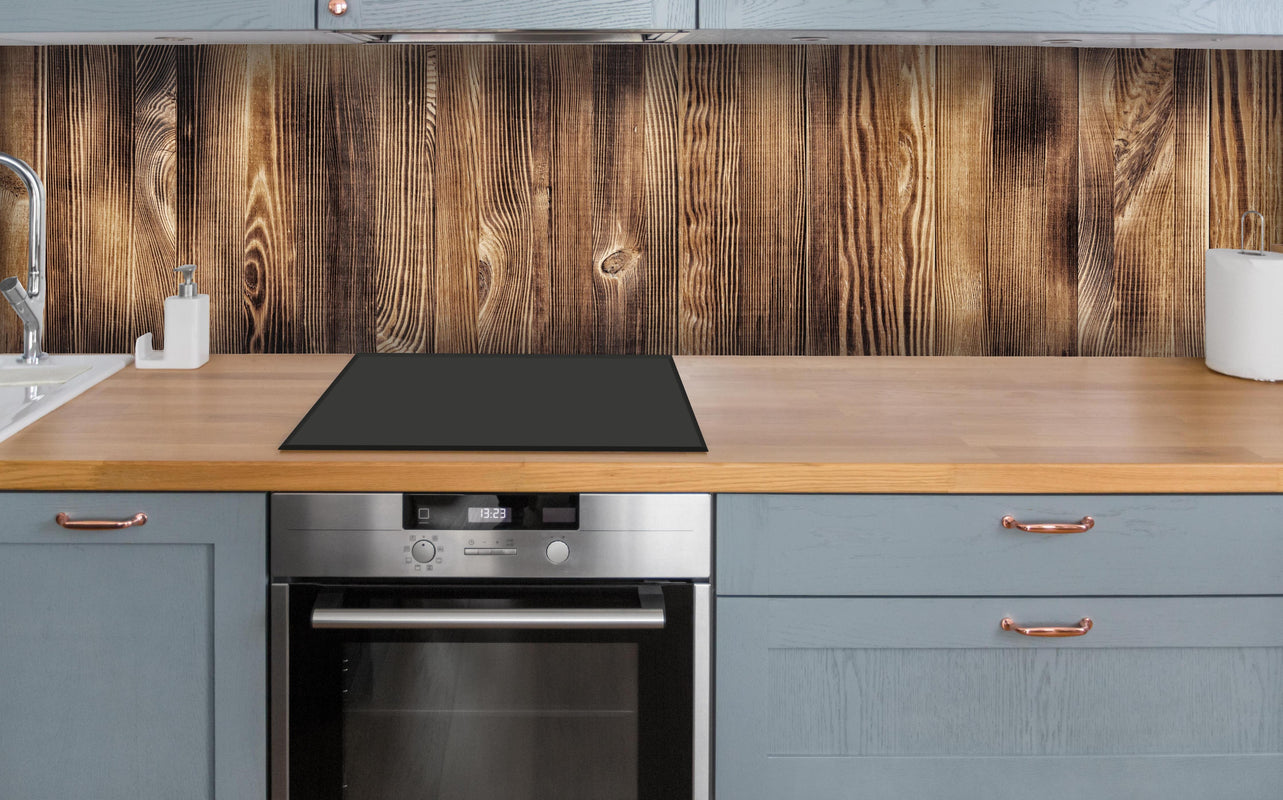 Küche - Angebrannte Naturholzplatte über polierter Holzarbeitsplatte mit Cerankochfeld