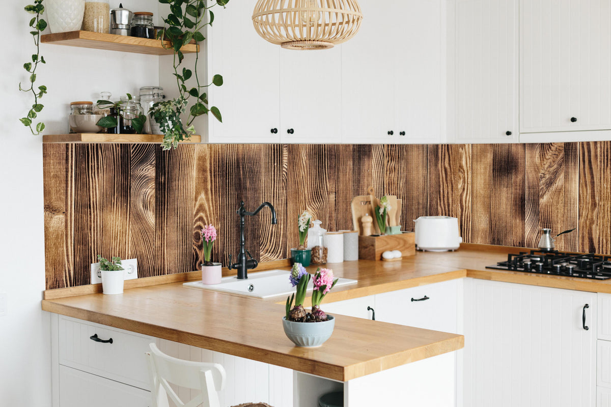 Küche - Angebrannte Naturholzplatte in lebendiger Küche mit bunten Blumen