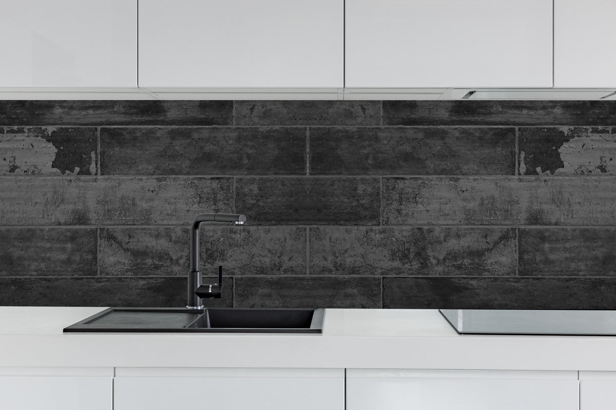 Küche - Anthrazit beschädigte Zementmauer hinter weißen Hochglanz-Küchenregalen und schwarzem Wasserhahn
