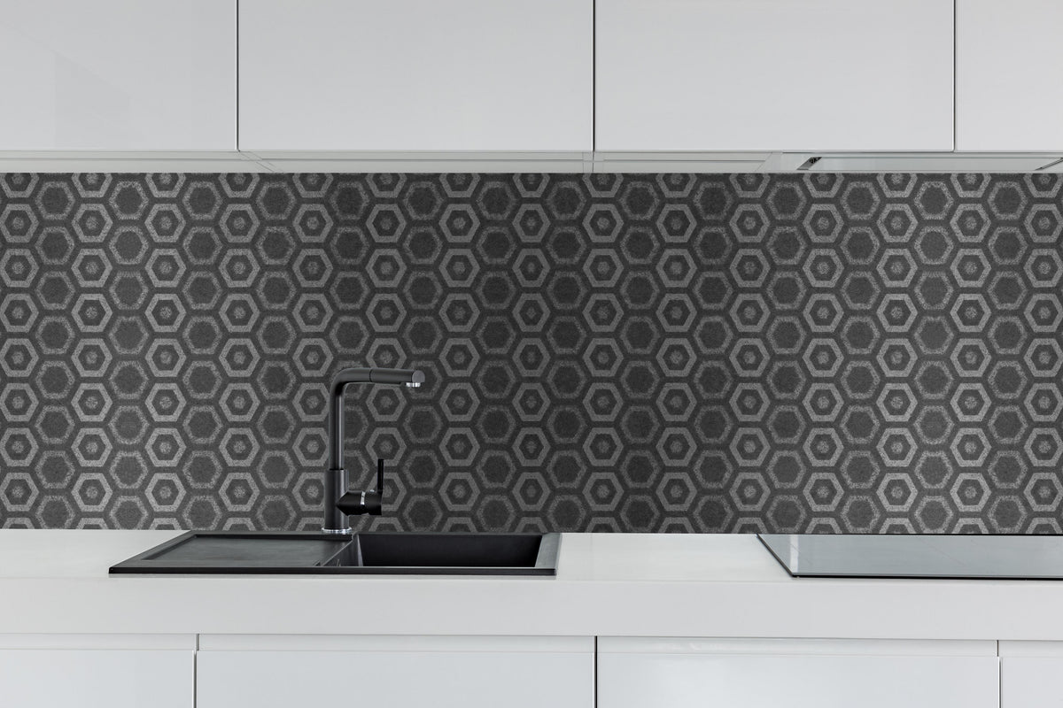 Küche - Anthrazit graue sechseckige Mustern hinter weißen Hochglanz-Küchenregalen und schwarzem Wasserhahn