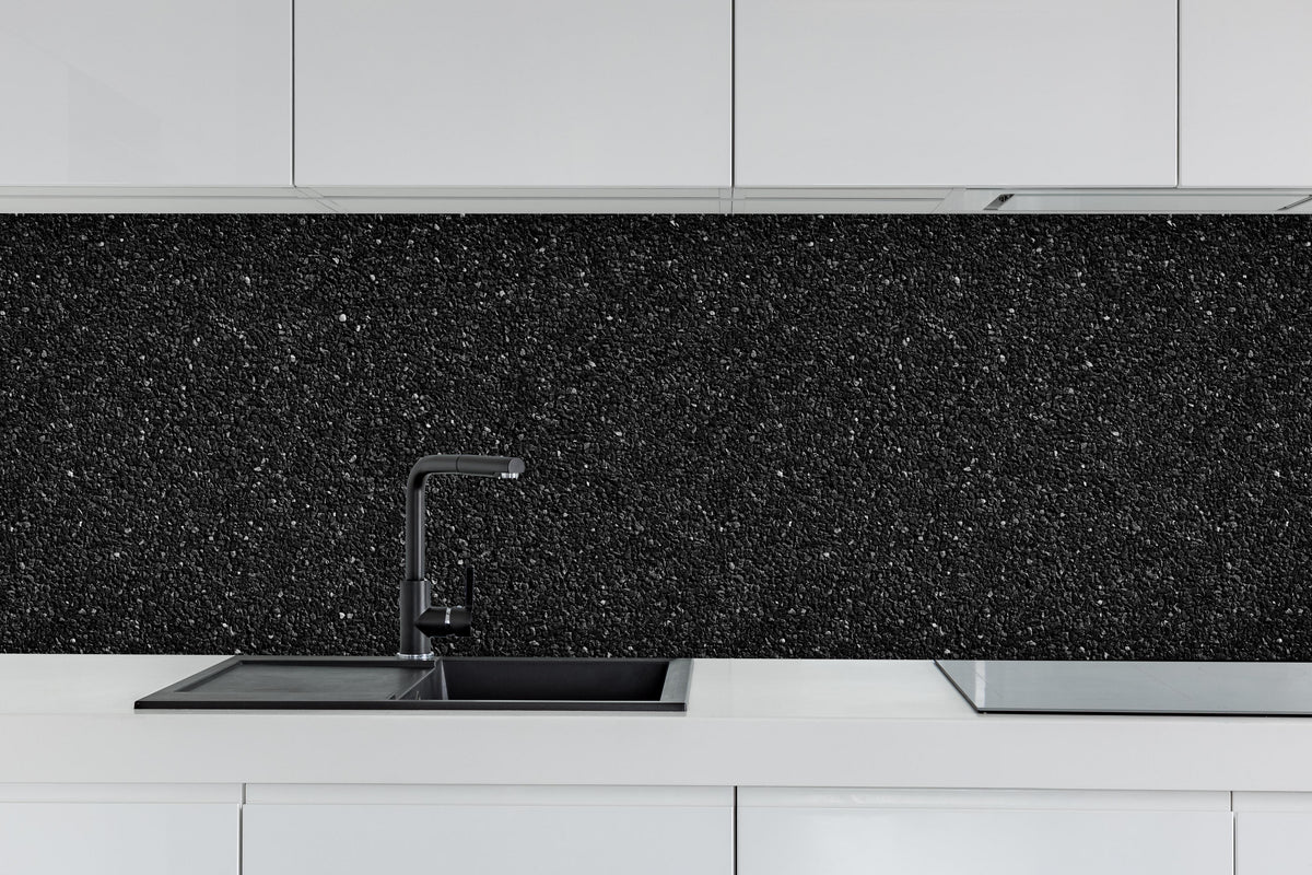 Küche - Anthrazitfarbenes Oberflächenpanorama hinter weißen Hochglanz-Küchenregalen und schwarzem Wasserhahn