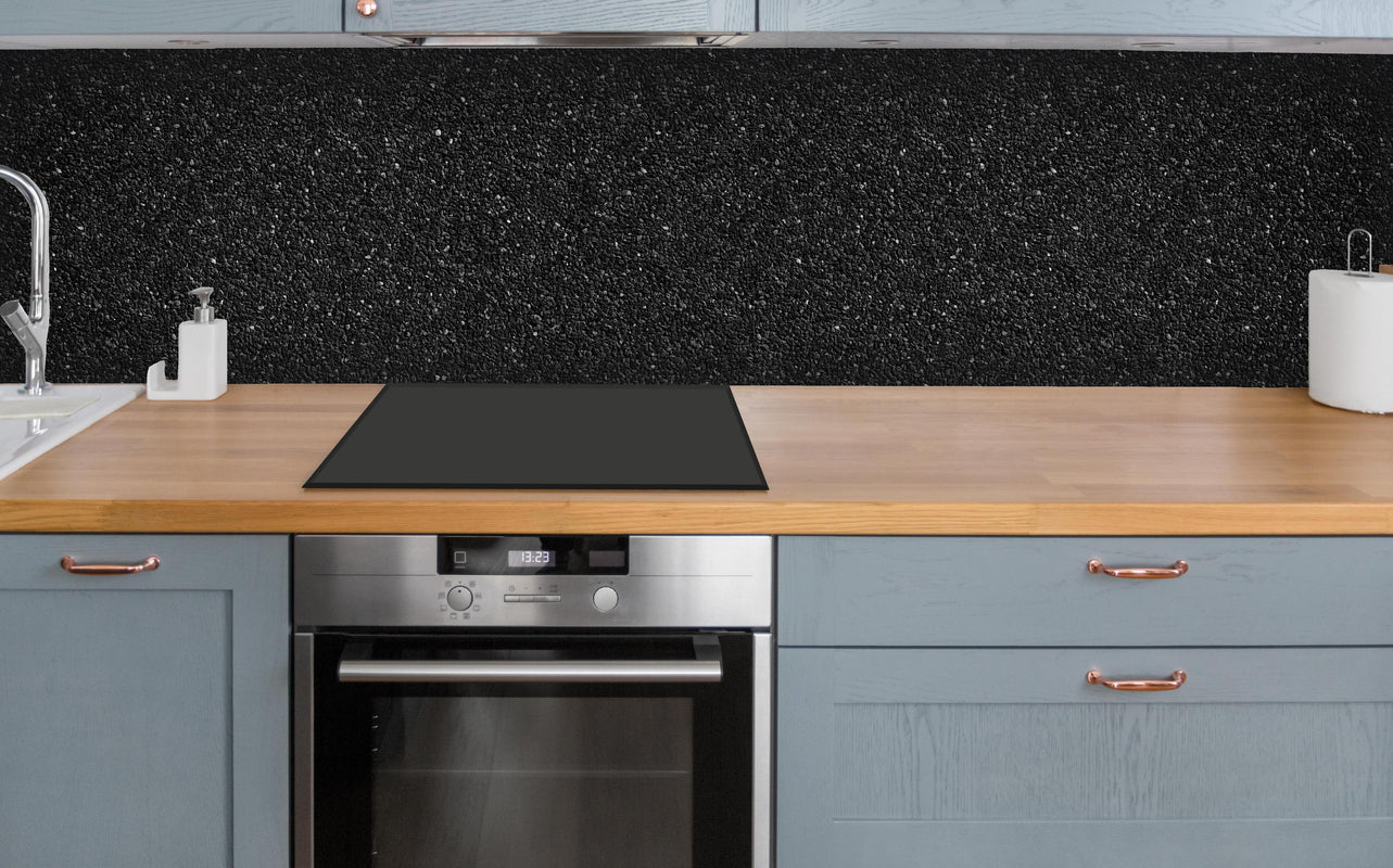 Küche - Anthrazitfarbenes Oberflächenpanorama über polierter Holzarbeitsplatte mit Cerankochfeld