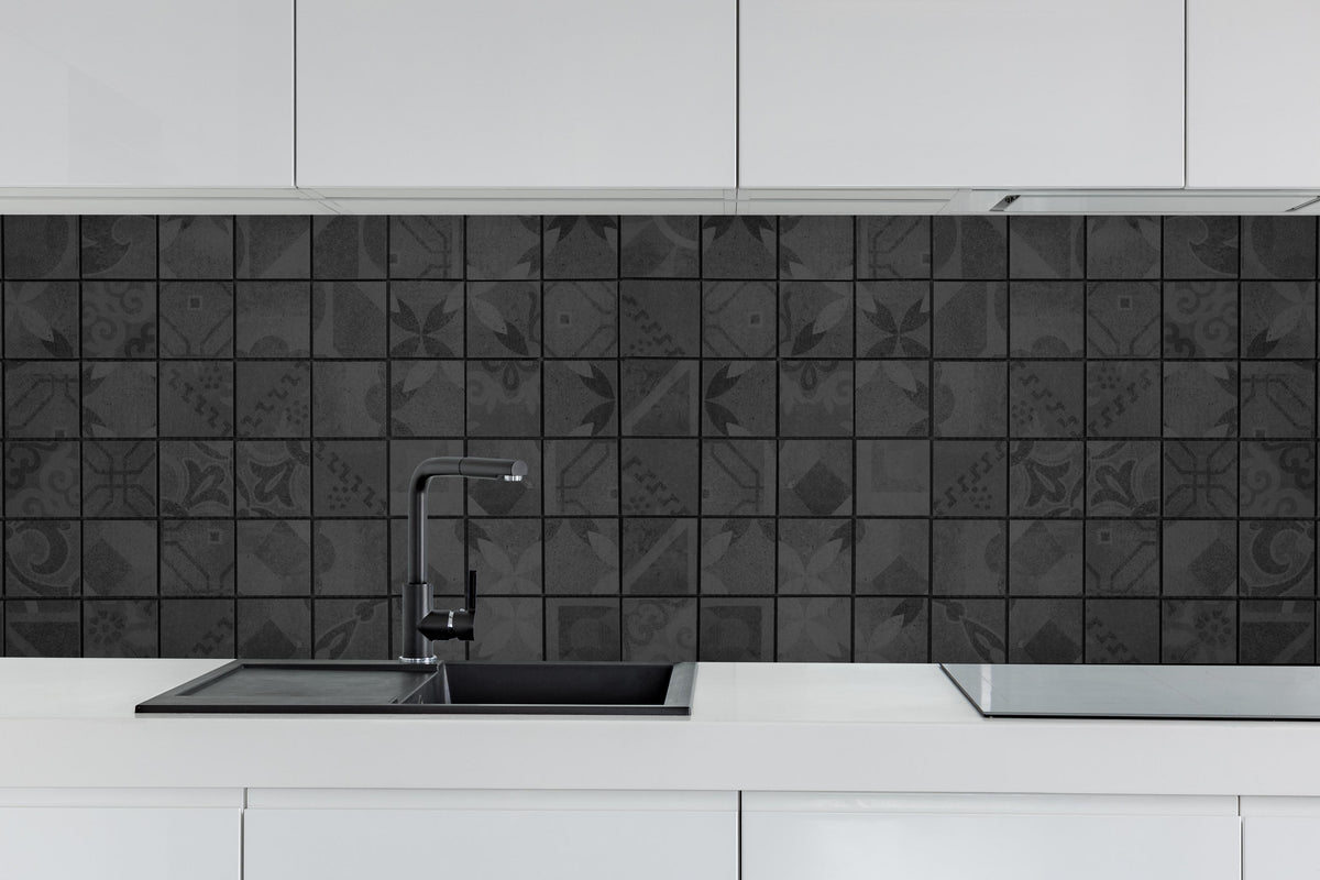 Küche - Anthrazitfarbenes Quadratisches Mosaikmotiv hinter weißen Hochglanz-Küchenregalen und schwarzem Wasserhahn