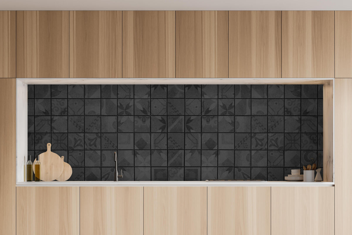Küche - Anthrazitfarbenes Quadratisches Mosaikmotiv in charakteristischer Vollholz-Küche mit modernem Gasherd
