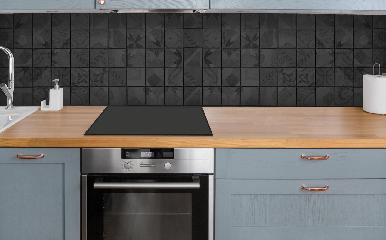Küche - Anthrazitfarbenes Quadratisches Mosaikmotiv über polierter Holzarbeitsplatte mit Cerankochfeld
