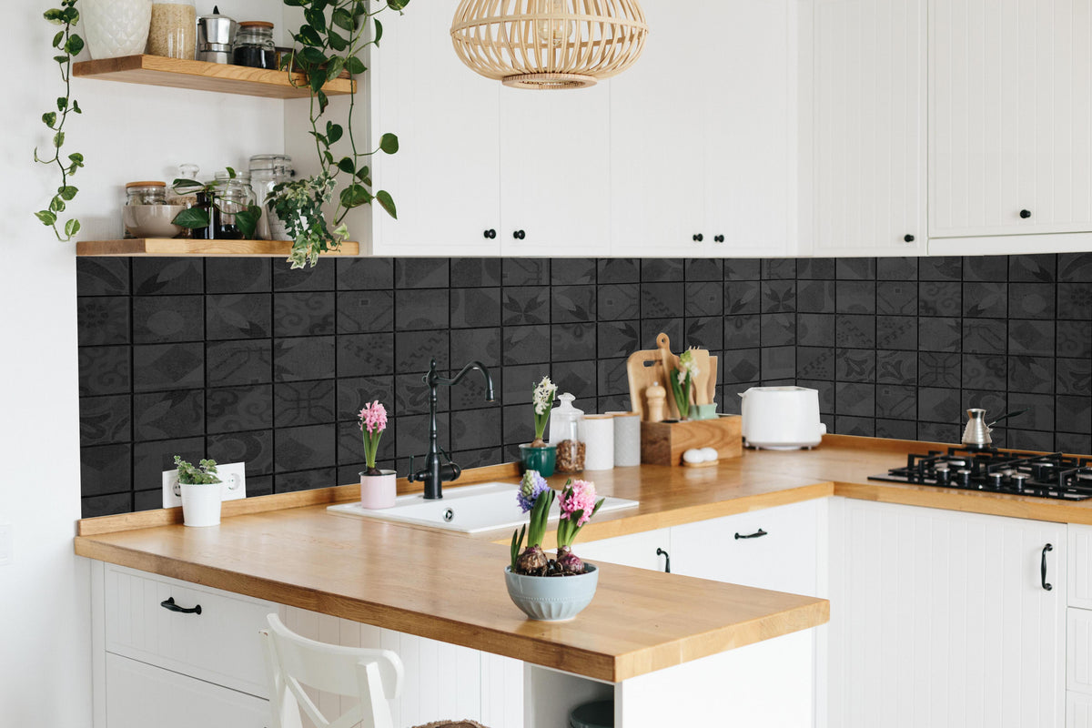 Küche - Anthrazitfarbenes Quadratisches Mosaikmotiv in lebendiger Küche mit bunten Blumen