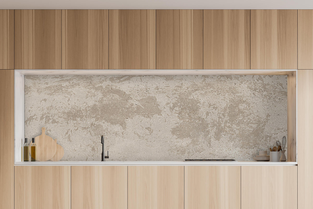 Küche - Antik beige Betonwand in charakteristischer Vollholz-Küche mit modernem Gasherd