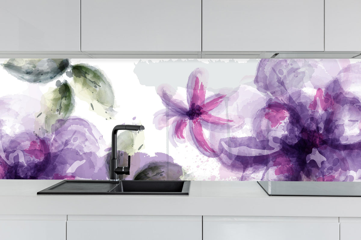 Küche - Aquarall Blumen hinter weißen Hochglanz-Küchenregalen und schwarzem Wasserhahn