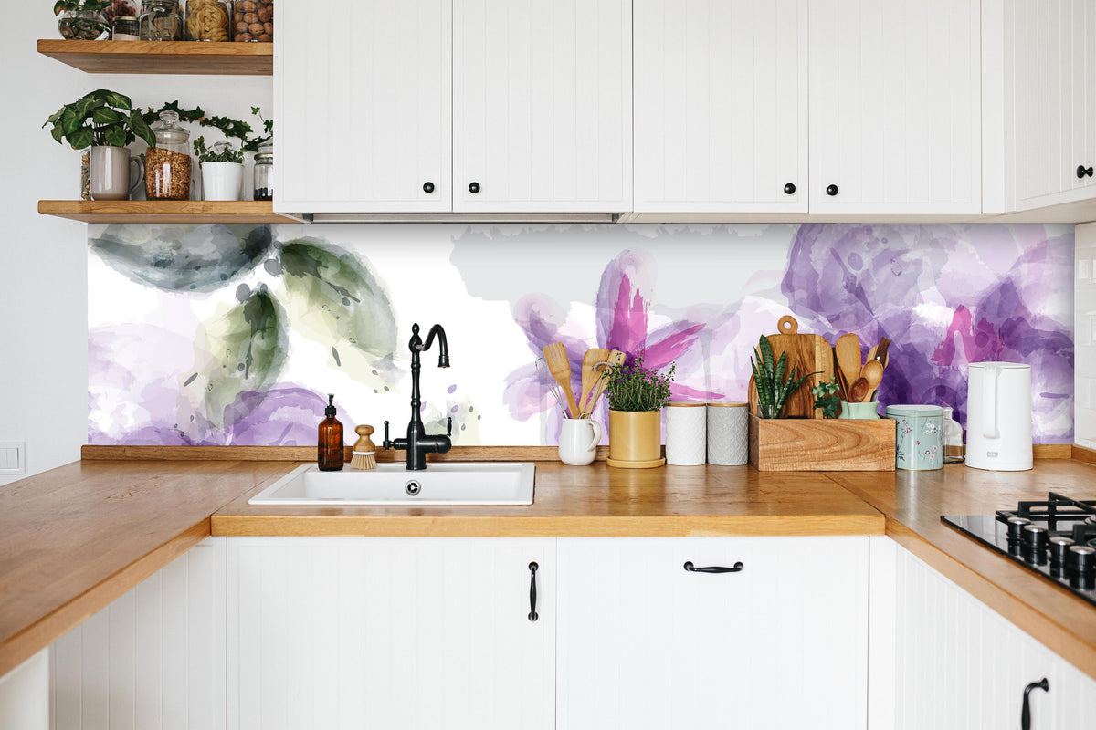Küche - Aquarall Blumen in weißer Küche hinter Gewürzen und Kochlöffeln aus Holz