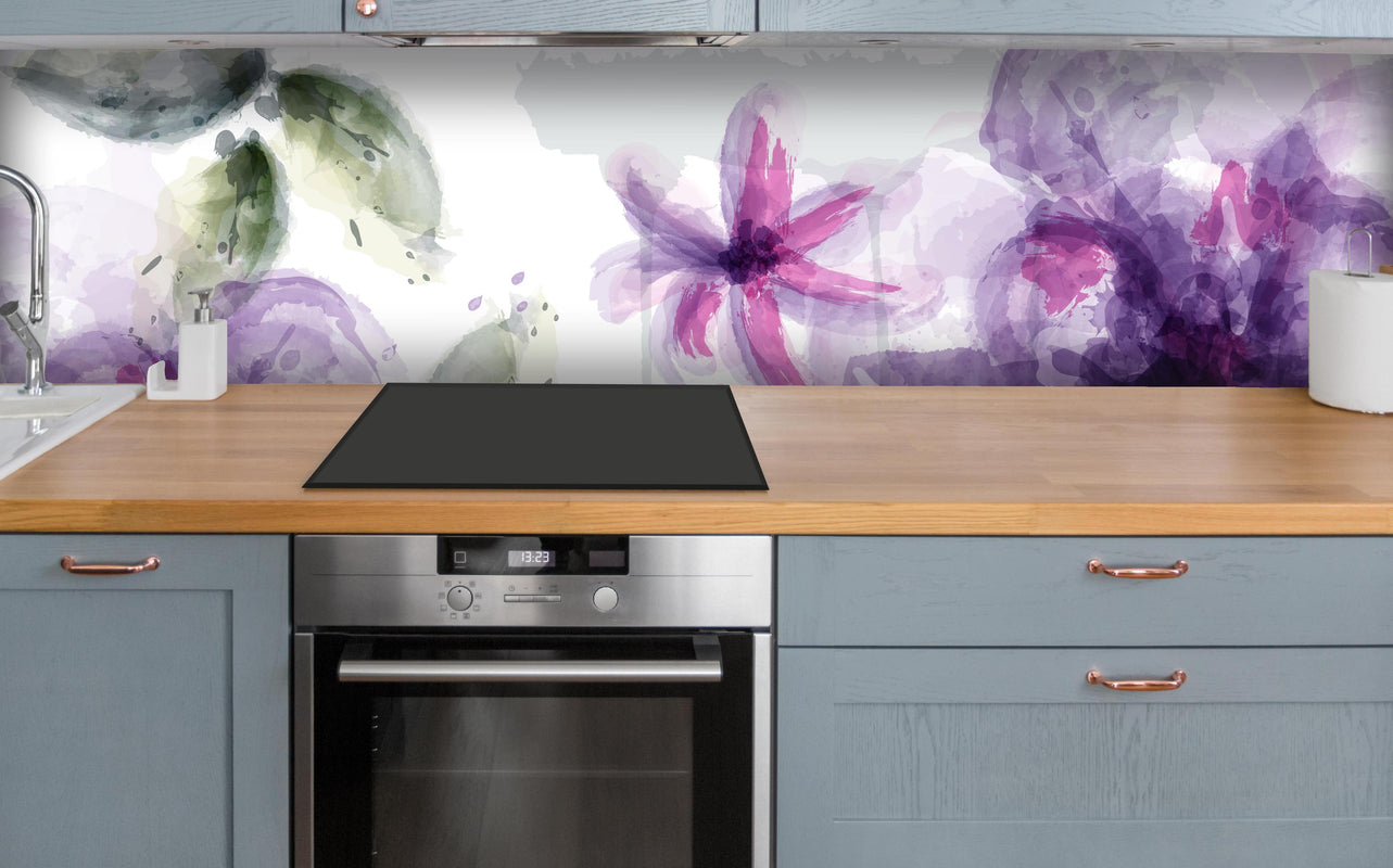 Küche - Aquarall Blumen über polierter Holzarbeitsplatte mit Cerankochfeld