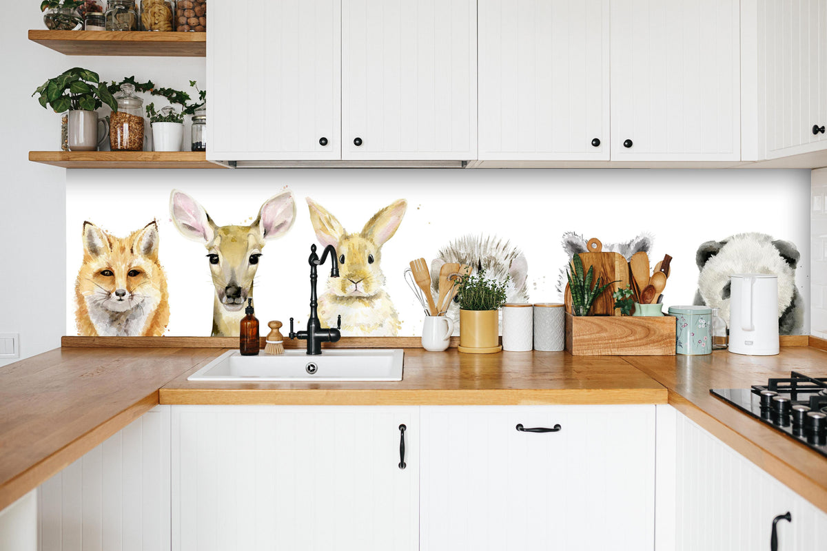 Küche - Aquarell-Tier-Set in weißer Küche hinter Gewürzen und Kochlöffeln aus Holz