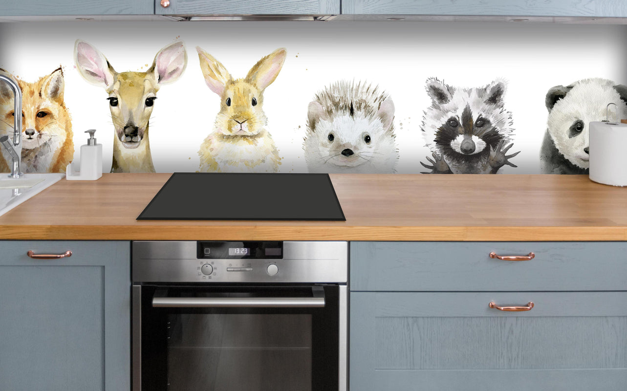 Küche - Aquarell-Tier-Set über polierter Holzarbeitsplatte mit Cerankochfeld