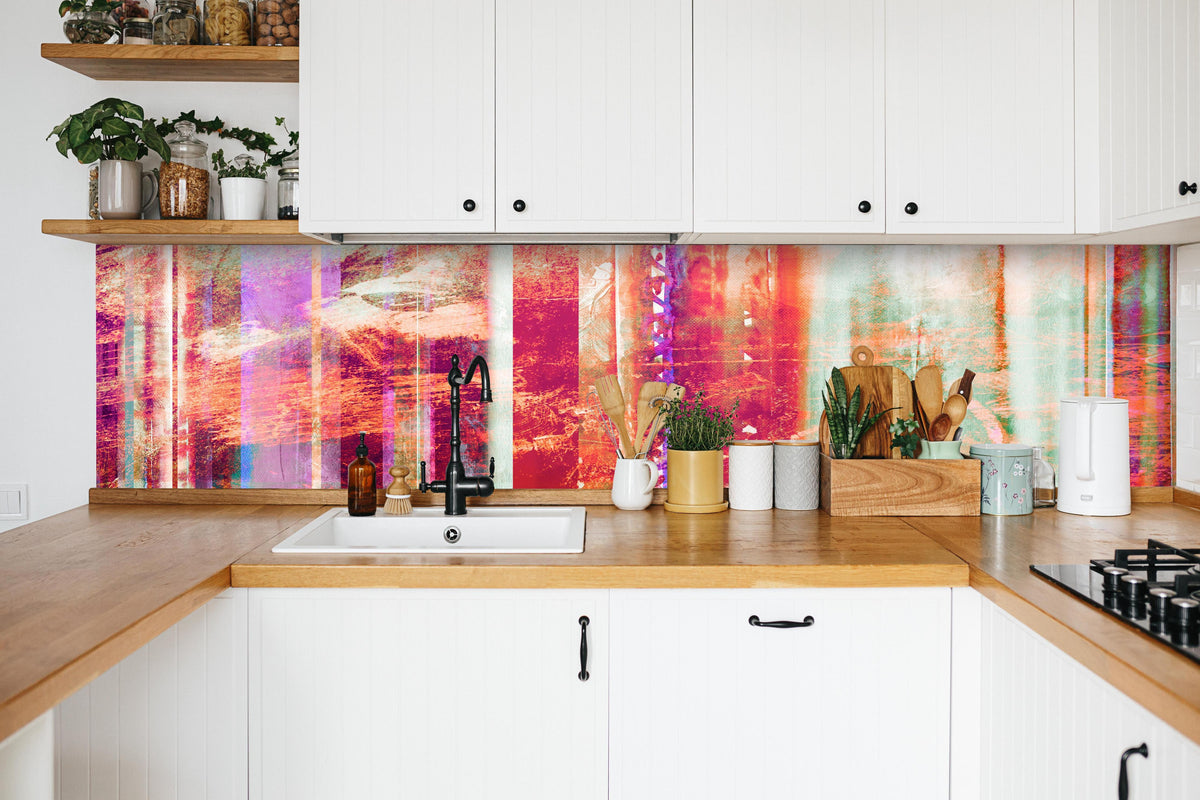 Küche - Aquarell pastellfarbige Streifen in weißer Küche hinter Gewürzen und Kochlöffeln aus Holz