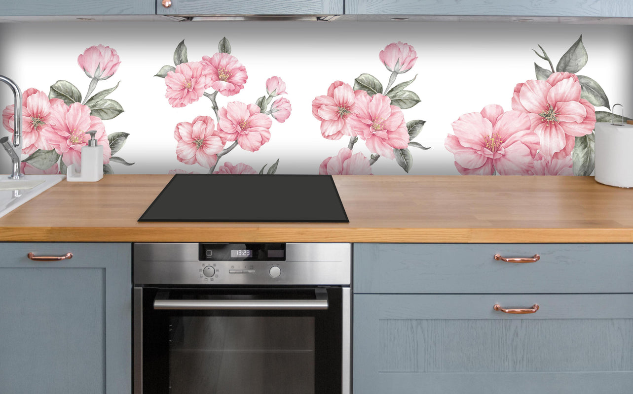 Küche - Aquarellelemente von blühenden Sakura über polierter Holzarbeitsplatte mit Cerankochfeld