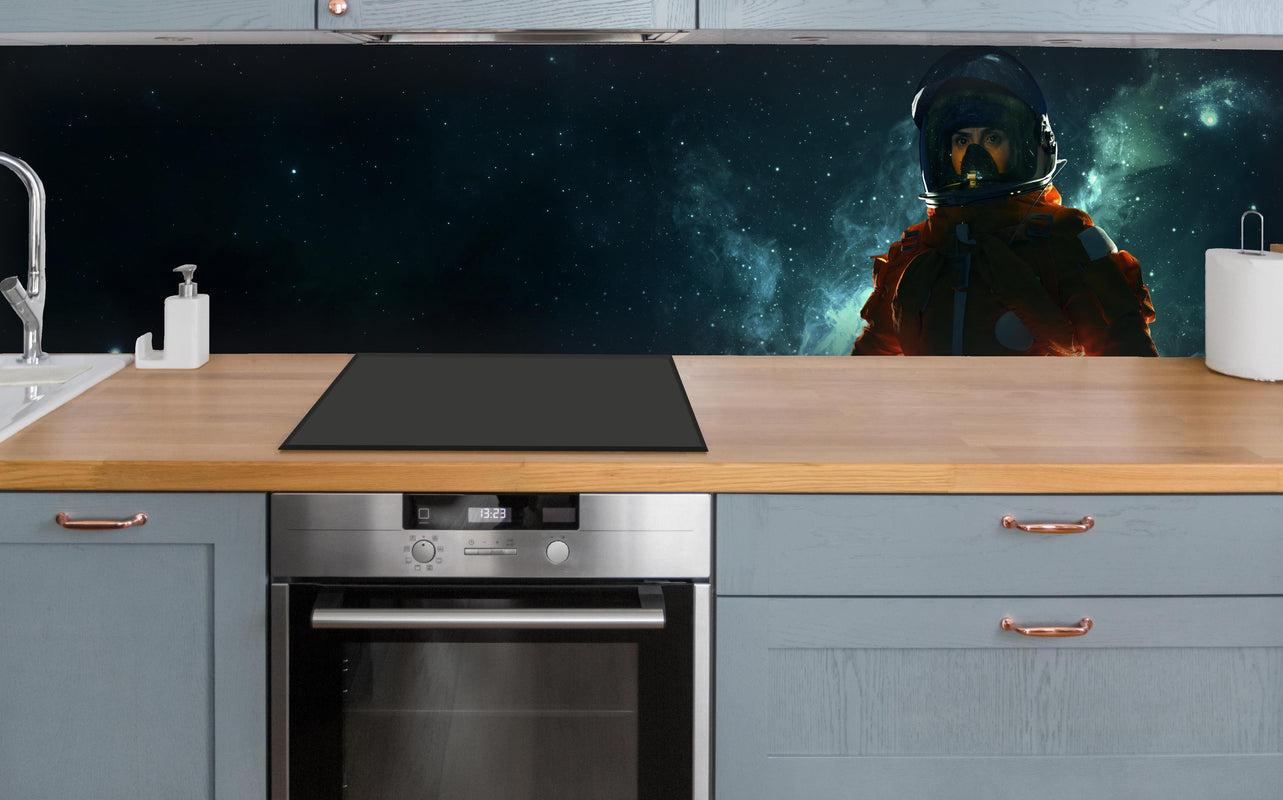 Küche - Astronaut im Weltraum über polierter Holzarbeitsplatte mit Cerankochfeld