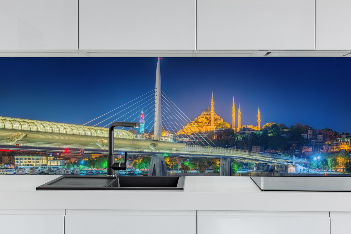 Küche - Atatürk-Brücke bei Nacht - Istanbul hinter weißen Hochglanz-Küchenregalen und schwarzem Wasserhahn