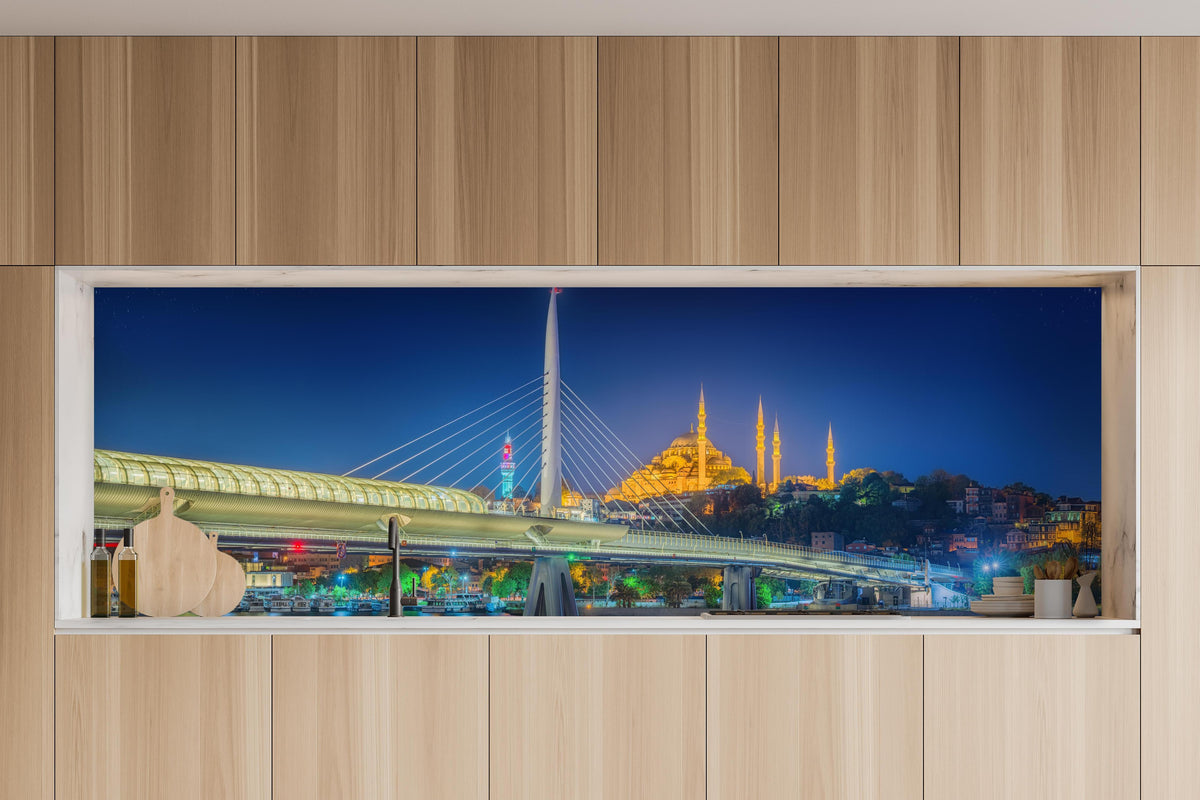 Küche - Atatürk-Brücke bei Nacht - Istanbul in charakteristischer Vollholz-Küche mit modernem Gasherd