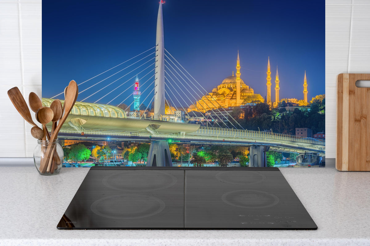 Küche - Atatürk-Brücke bei Nacht - Istanbul hinter Cerankochfeld und Holz-Kochutensilien