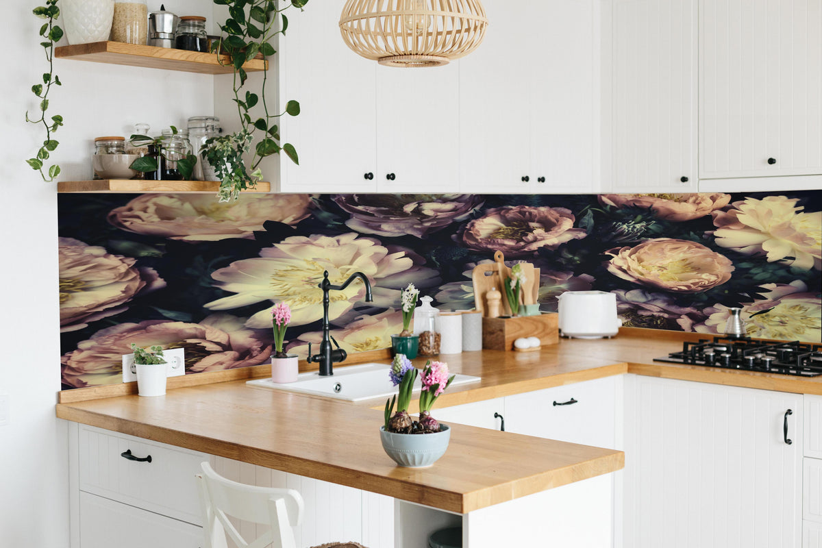 Küche - Atemberaubende Pfingstrosen in lebendiger Küche mit bunten Blumen