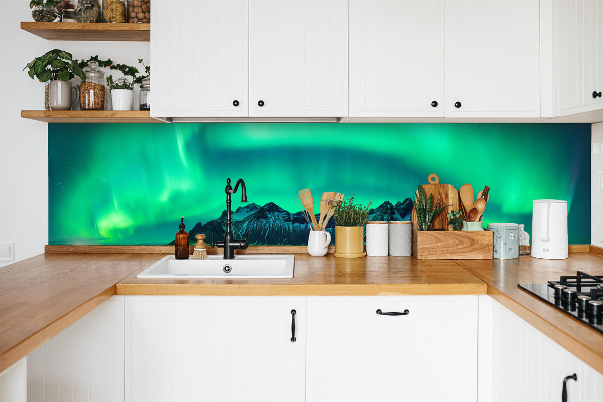 Küche - Aurora Stokksnes - Island in weißer Küche hinter Gewürzen und Kochlöffeln aus Holz