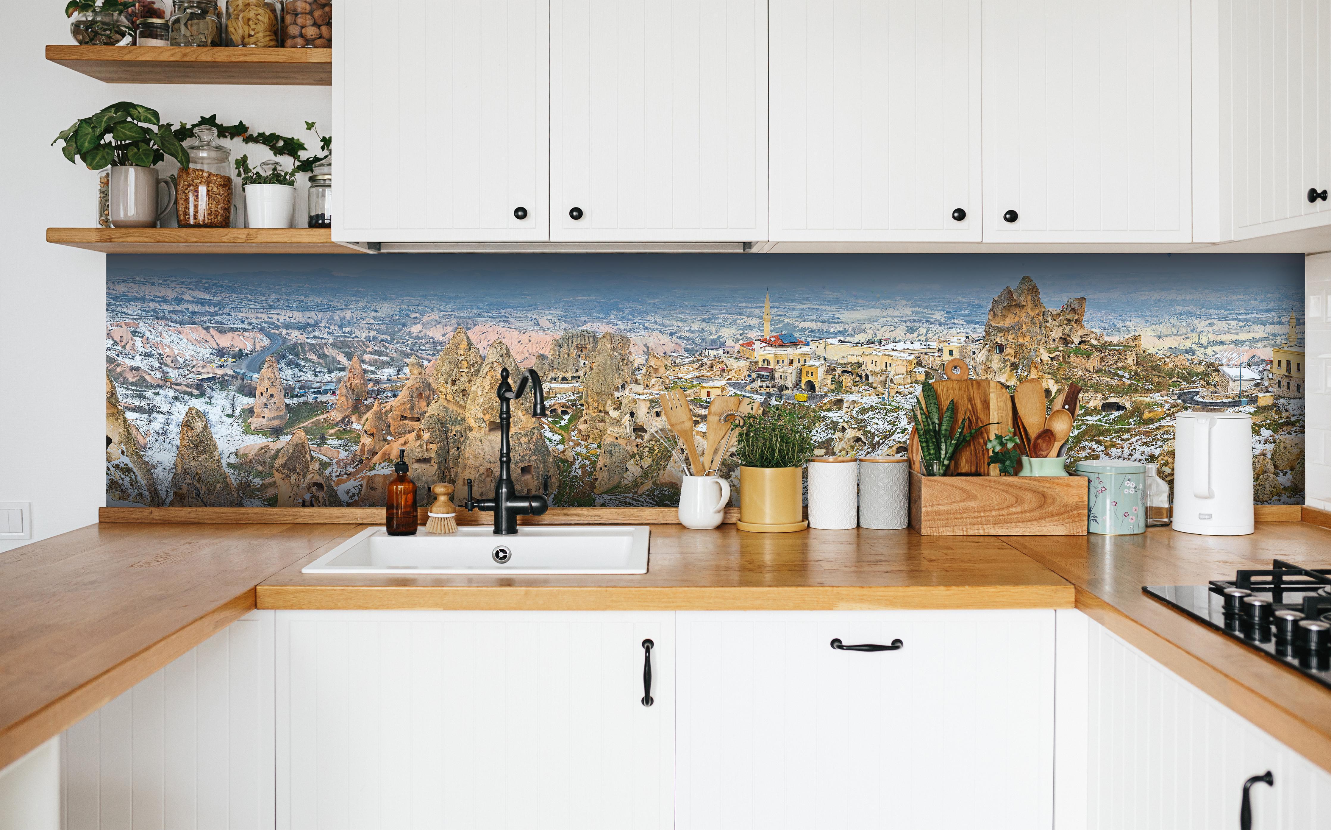 Küche - Ausblick Kapadokien in weißer Küche hinter Gewürzen und Kochlöffeln aus Holz