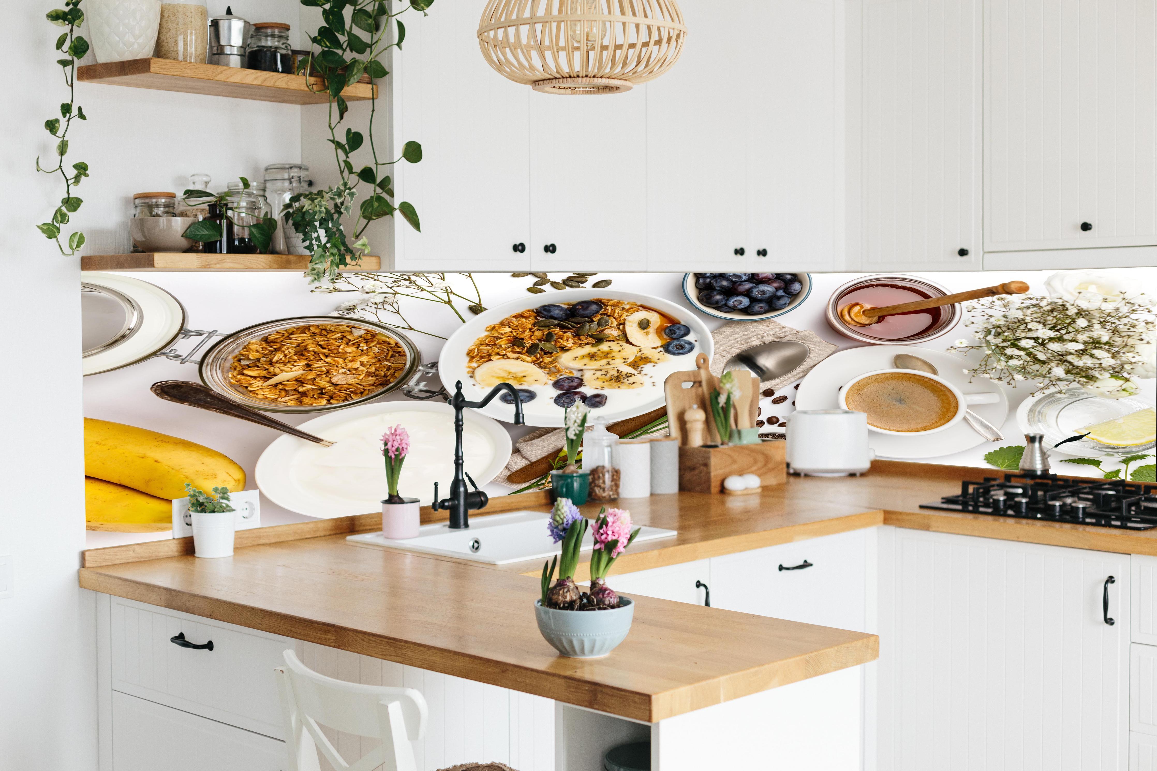 Küche - Ausgewogenes Frühstück in lebendiger Küche mit bunten Blumen