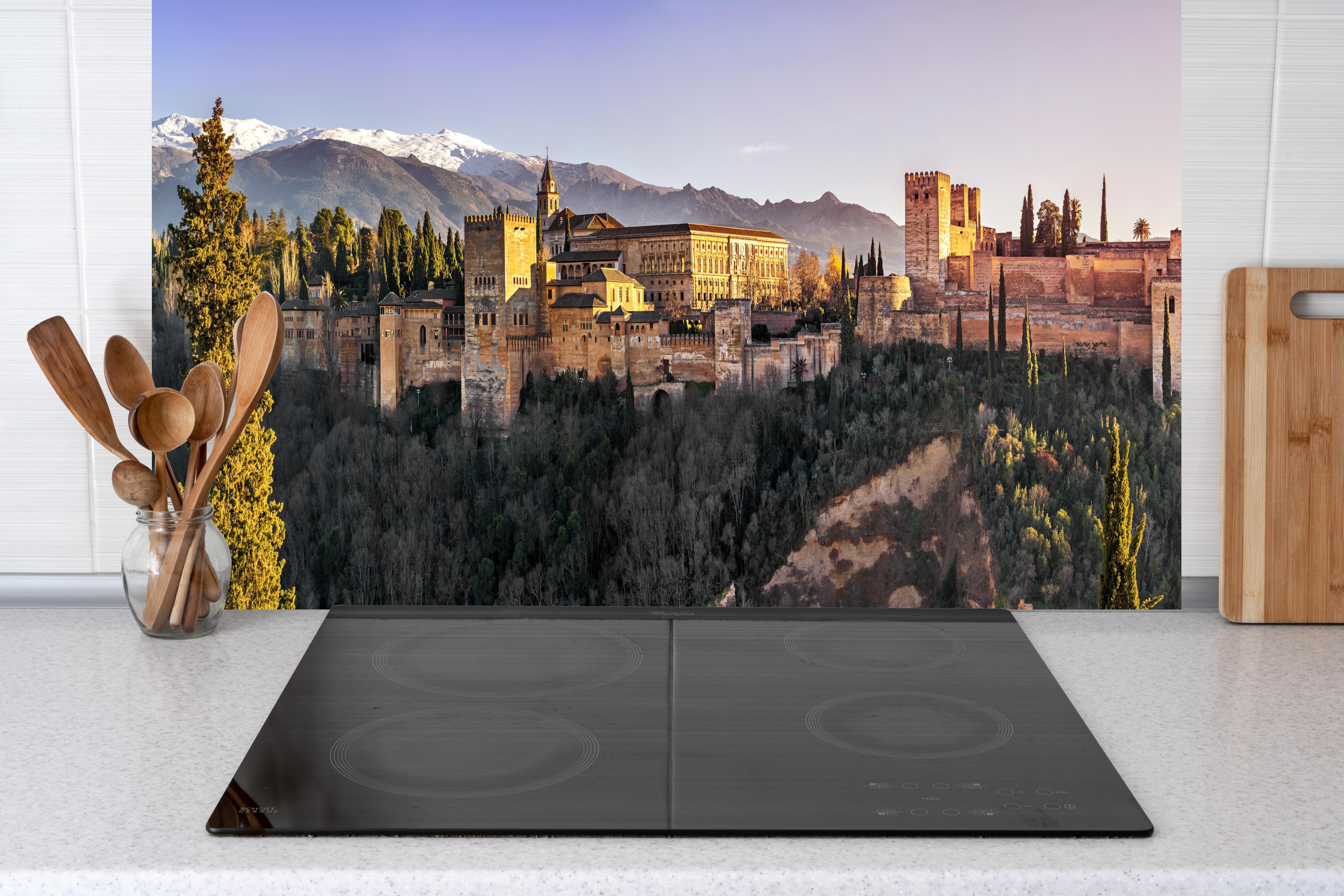 Küche - Aussicht auf Alhambra mit Comares-Turm hinter Cerankochfeld und Holz-Kochutensilien