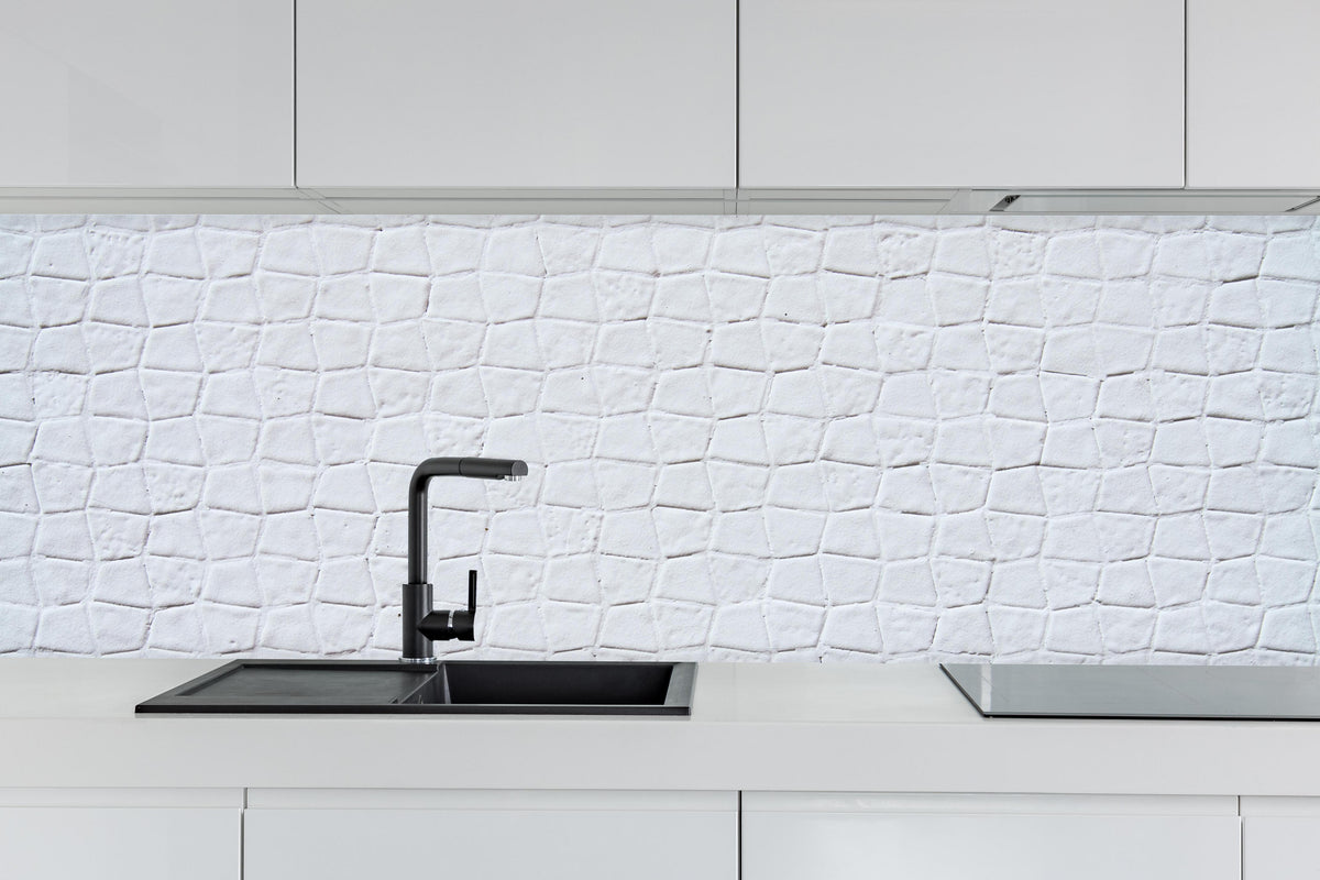 Küche - Backsteinmauertextur mit rissigen Fliesen hinter weißen Hochglanz-Küchenregalen und schwarzem Wasserhahn