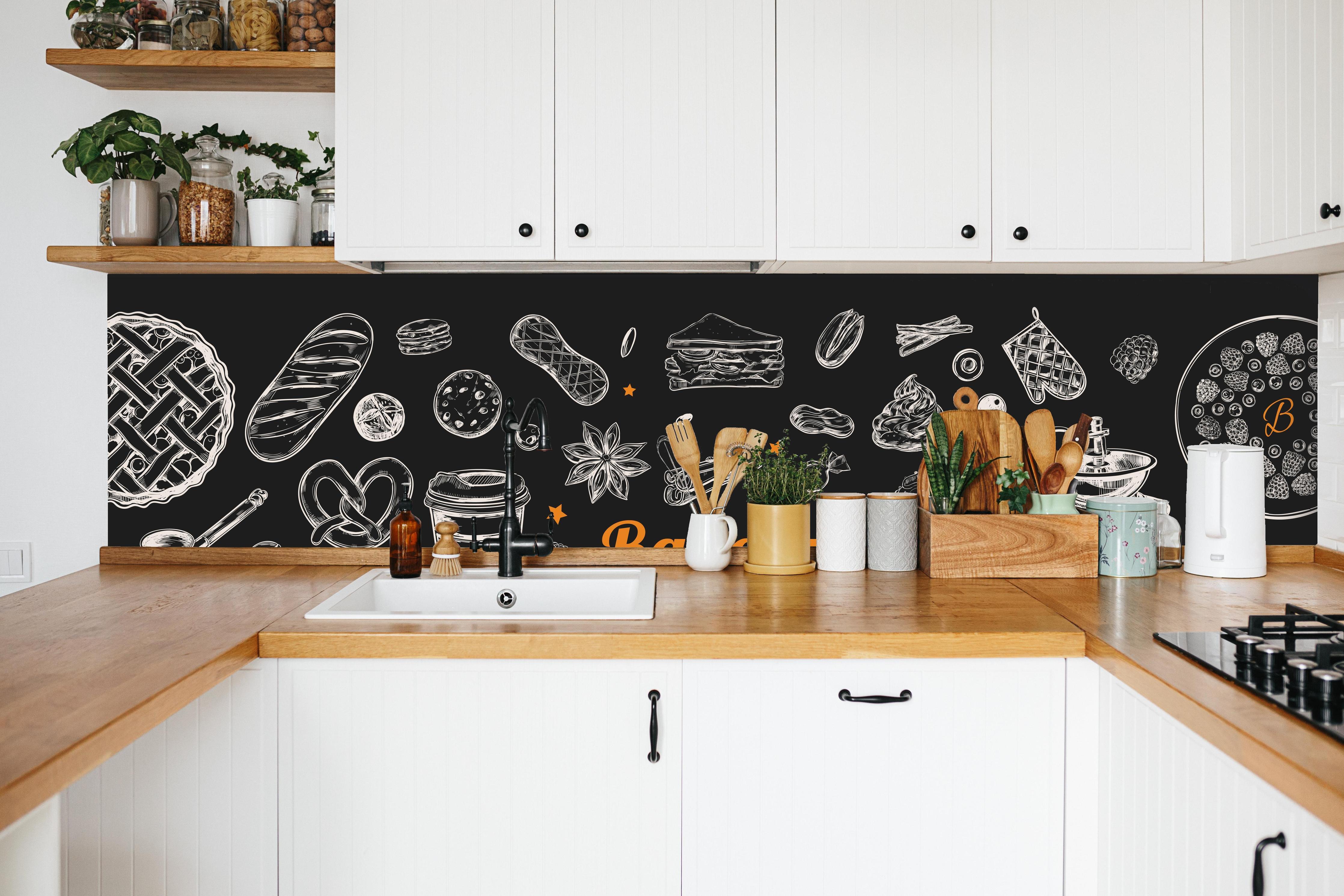 Küche - Bäckerei in weißer Küche hinter Gewürzen und Kochlöffeln aus Holz