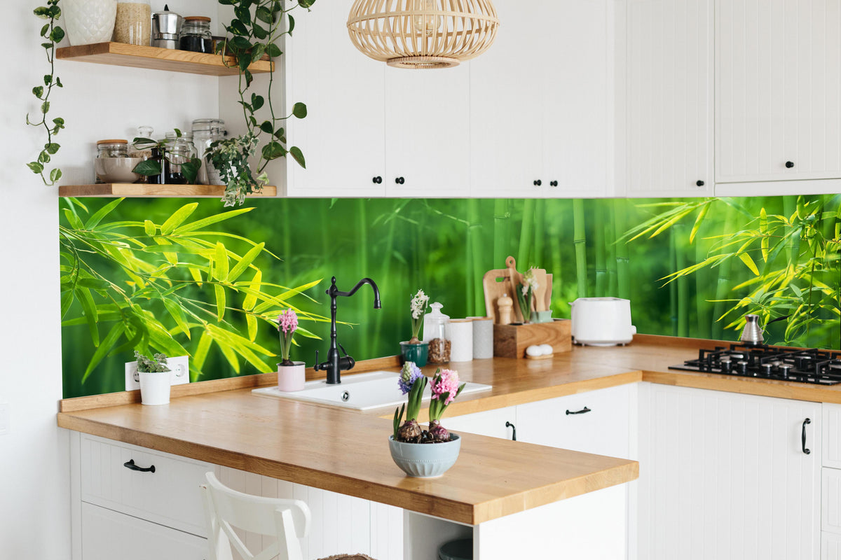 Küche - Bambuswald in lebendiger Küche mit bunten Blumen