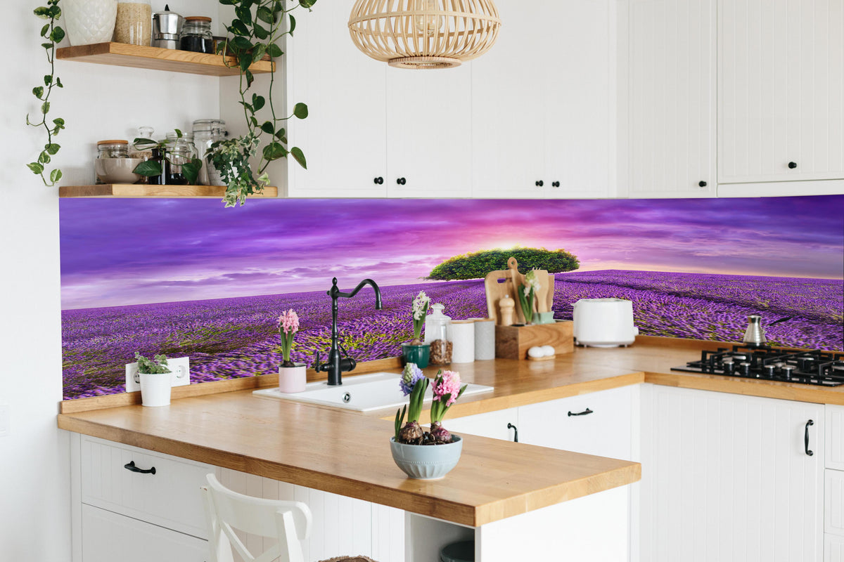 Küche - Baum im schönen lavendel Feld in lebendiger Küche mit bunten Blumen