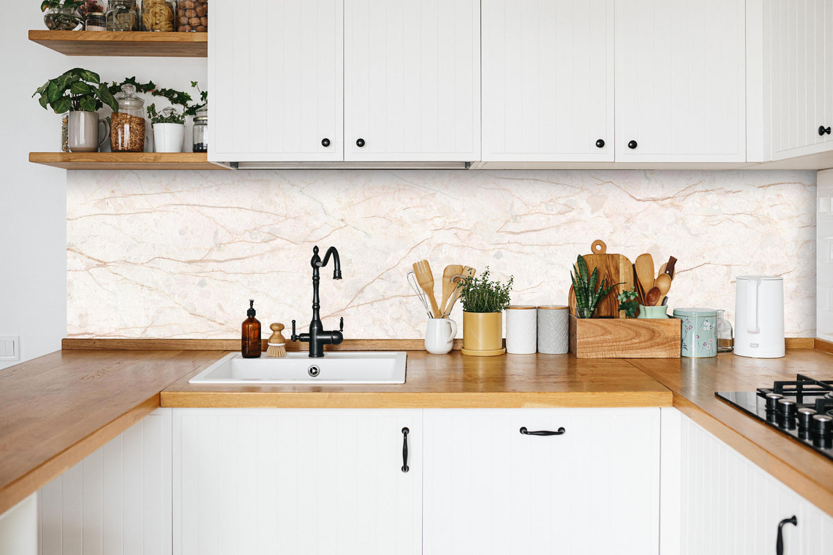 Küche - Beige Marmor Hintergrund in weißer Küche hinter Gewürzen und Kochlöffeln aus Holz