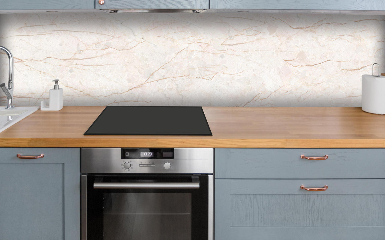 Küche - Beige Marmor Hintergrund über polierter Holzarbeitsplatte mit Cerankochfeld